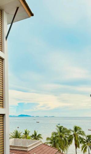 a view of the ocean from the balcony of a house at The Sunset Bangsaen Hotel in Ban Rong Khoei