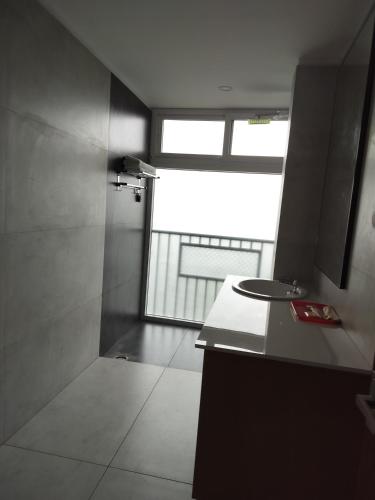 a small kitchen with a sink and a window at Biglaand Dew Castle in Pīrmed