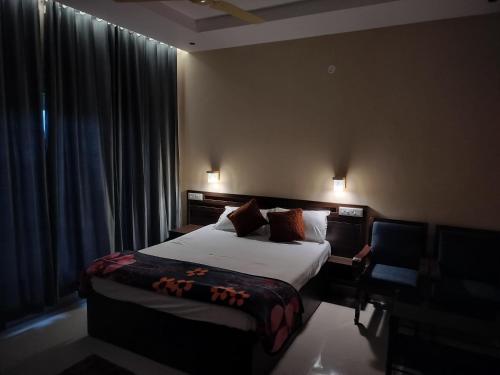 a hotel room with a bed and a window at Biglaand Dew Castle in Pīrmed
