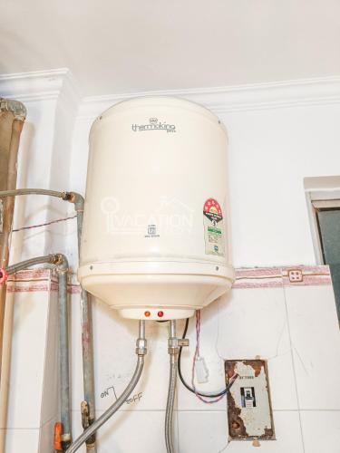 a water tank on a wall in a bathroom at BnBBuddy 2 BR Anugraha, Dwarka in New Delhi