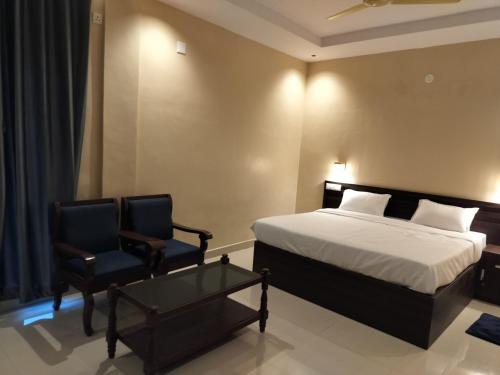 a bedroom with a bed and a chair at Biglaand Dew Castle in Pīrmed