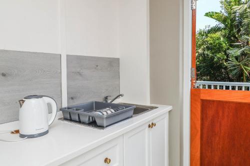 Glenview Heads Apartmentsにあるキッチンまたは簡易キッチン