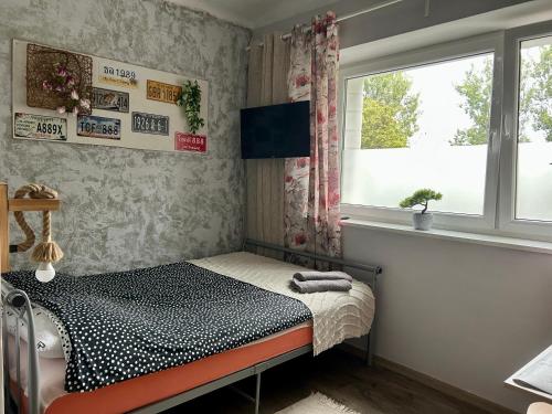 Ένα ή περισσότερα κρεβάτια σε δωμάτιο στο Warszawa pokój For You