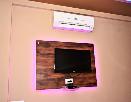 Télévision ou salle de divertissement dans l'établissement Hotel Royal Mansion Somnath