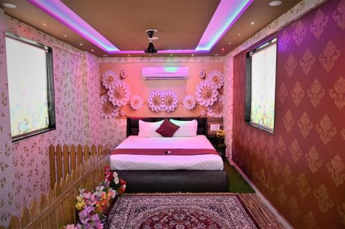 Un ou plusieurs lits dans un hébergement de l'établissement Hotel Royal Mansion Somnath