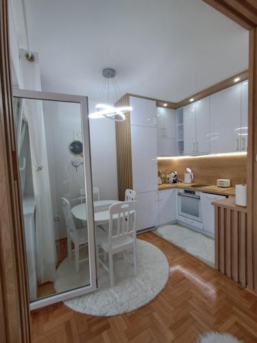 Apartman PETRA QUEENにあるキッチンまたは簡易キッチン