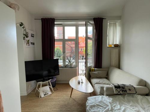 Μια τηλεόραση ή/και κέντρο ψυχαγωγίας στο Inner City Sunny Apartment