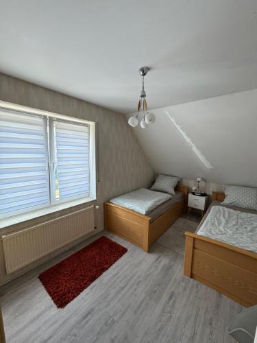 Una cama o camas en una habitación de Ferienwohnung 24 Oben Rechts 4 Zimmer