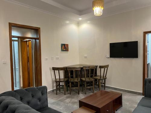 TV a/nebo společenská místnost v ubytování Kacyiru Furnished Apartment For Rent