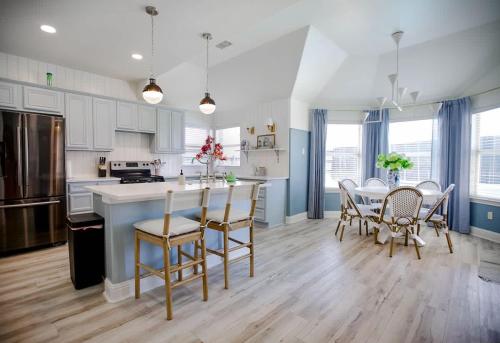 Η κουζίνα ή μικρή κουζίνα στο Spacious 4BR with Pool and Grill - Near Lakes and Harbor