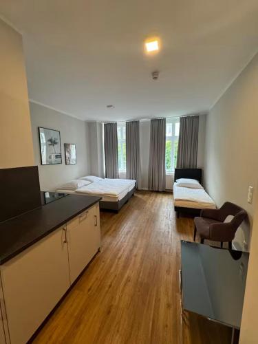 a room with two beds and a couch and a table at Hamburg Hafen Wohnung in Hamburg