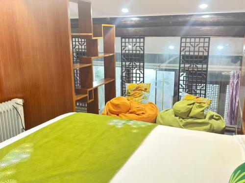 Giường trong phòng chung tại Shaoxing Laotaimen Luxun Native Place Youth Hostel