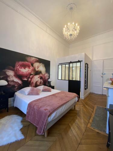 Ένα ή περισσότερα κρεβάτια σε δωμάτιο στο La chambre d Olympe Chambre d hôtes au cœur de la cité historique