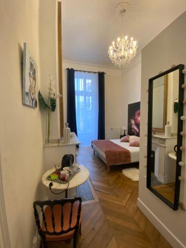 Ένα ή περισσότερα κρεβάτια σε δωμάτιο στο La chambre d Olympe Chambre d hôtes au cœur de la cité historique