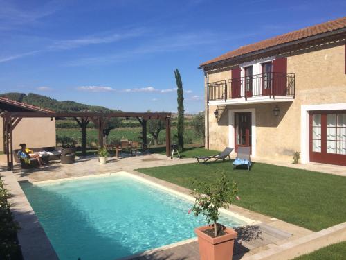 Bazén v ubytování Gîtes la Vernède nebo v jeho okolí