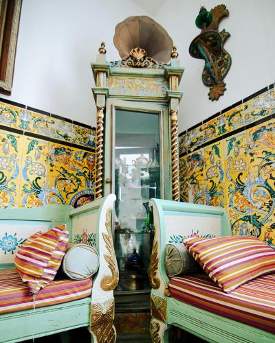 a room with two chairs and a mirror at DAR EL HAMRA in Mahdia
