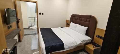Postel nebo postele na pokoji v ubytování The Malay comfort- Hotel Dwarka residency