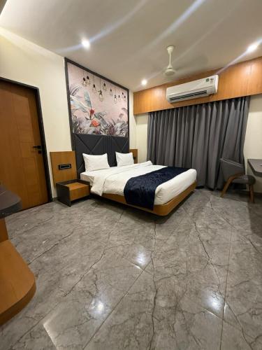 Postel nebo postele na pokoji v ubytování The Malay comfort- Hotel Dwarka residency