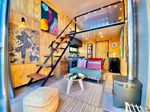 Ruang duduk di Cozy, tiny house, walking distance from the ocean