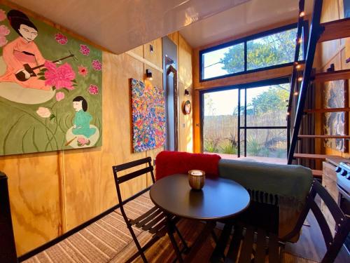 Ruang duduk di Cozy, tiny house, walking distance from the ocean