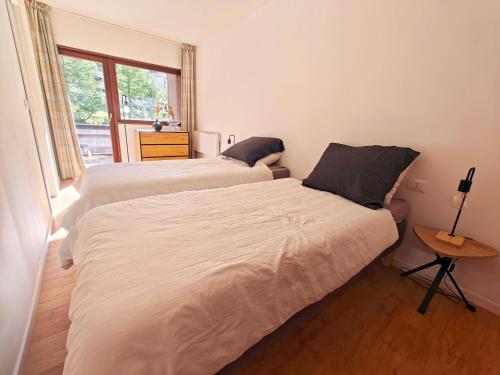 two twin beds in a room with a window at Ski View - CieloAlto Cervinia in Breuil-Cervinia