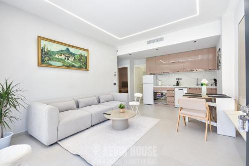 Kevin House - Serra Brava, Lloret de Mar