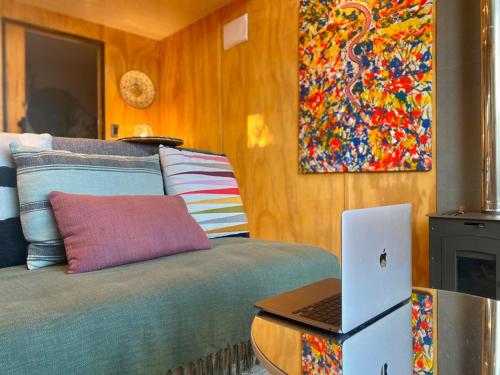 Televisyen dan/atau pusat hiburan di Cozy, tiny house, walking distance from the ocean
