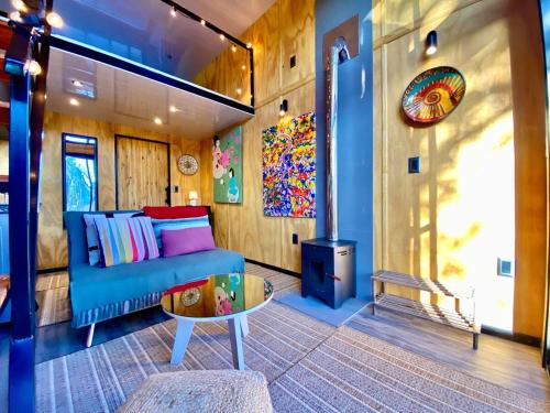 Ruang duduk di Cozy, tiny house, walking distance from the ocean