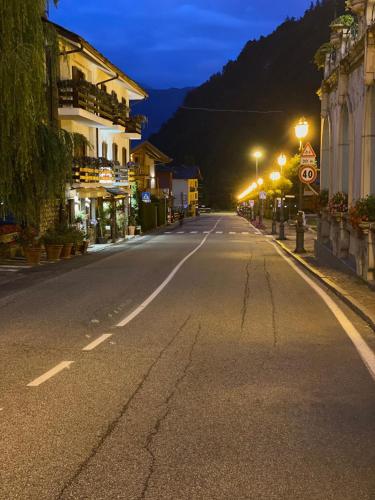 an empty city street at night with street lights at Maison Maribel in Pré-Saint-Didier
