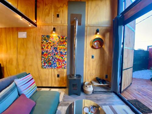 Ruang duduk di Cozy, tiny house, walking distance from the ocean