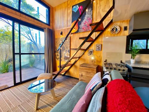 Ruang duduk di Cozy, tiny house, walking distance from the ocean