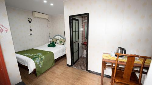 Giường trong phòng chung tại Shaoxing Laotaimen Luxun Native Place Youth Hostel