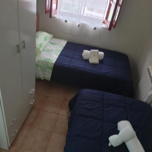 two beds in a small room with towels on them at Casita de Aldea in Sotrondio