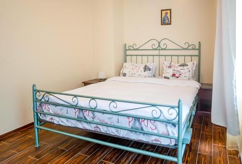 a bed with a metal frame in a bedroom at ElStefanino House in Eforie Nord