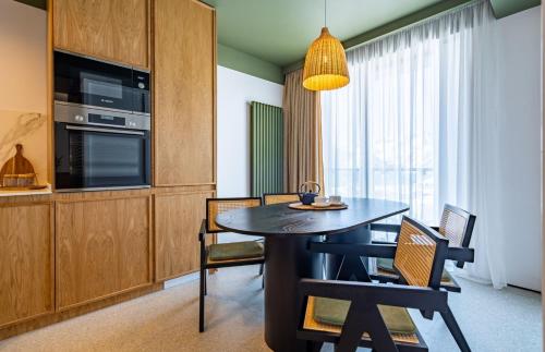 une cuisine et une salle à manger avec une table et des chaises dans l'établissement Chioni House, à Kʼumlistsʼikhe