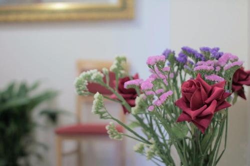 a vase filled with purple and pink flowers at El Tossal in El Castell de Guadalest