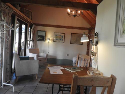 a dining room with a table and chairs at Bed&Breakfast 't Eikeltje in Hollandscheveld