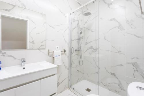 Modern & Bright Flat with Workspace by HostWise