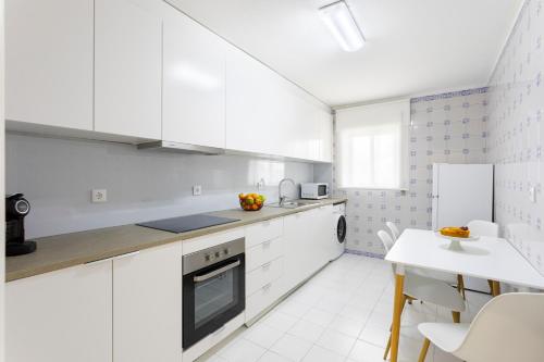 Modern & Bright Flat with Workspace by HostWise