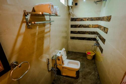 ゴカルナにあるCozy Gokarna Beach Stayのトイレと洗面台付きのバスルーム