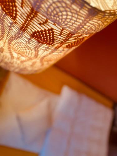 a straw hat sitting on top of a keyboard at Naturnah bei Weimar in Nermsdorf