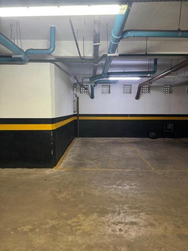 an empty parking lot in a parking garage at FLAT ACONCHEGO, no centro, perto de tudo, linda vista! in Palmas
