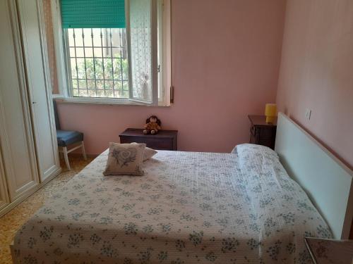 ピサにあるAffittacamere Room Rental Pisaのベッドと窓のある寝室
