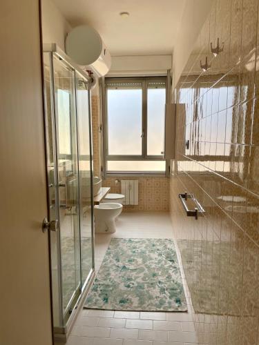 ein Badezimmer mit Glasdusche und Toilette in der Unterkunft Skyline Genova Centro in Genua