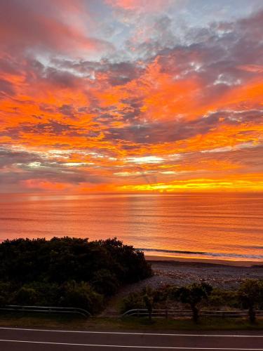 a sunset over the ocean with the sky at Taitung Blue Sea Villa in Chenggong