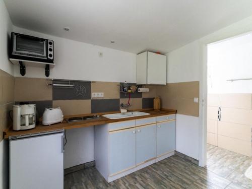 Η κουζίνα ή μικρή κουζίνα στο Lake-View Apartment in Klein Pravtshagen with Garden