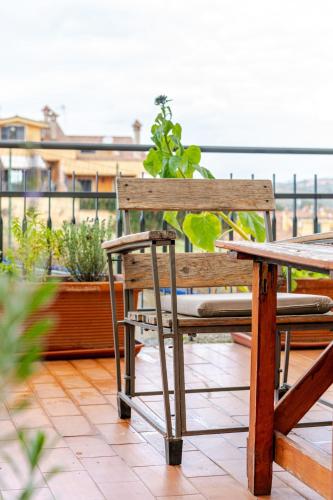Μπαλκόνι ή βεράντα στο Villa elegante e suggestiva nel cuore verde di Marco Simone a due passi dai campi da golf