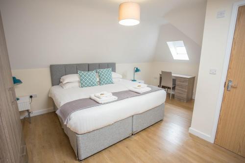 En eller flere senge i et værelse på Modern 2 Bedroom Apartment in Kidlington, Near Oxford Airport & Blenheim Palace