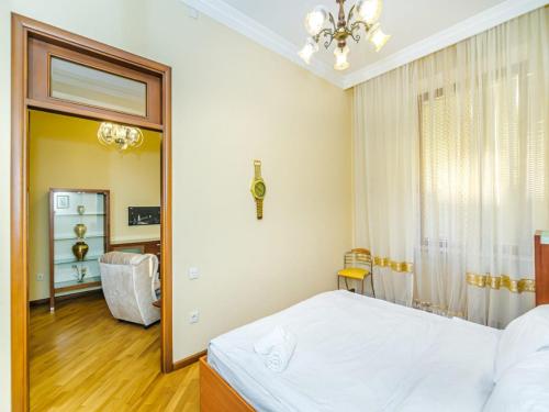 Un pat sau paturi într-o cameră la ETOLON Apartment in Baku