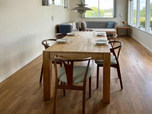 Χώρος καθιστικού στο 70S Holiday Home With Views Over The Sea